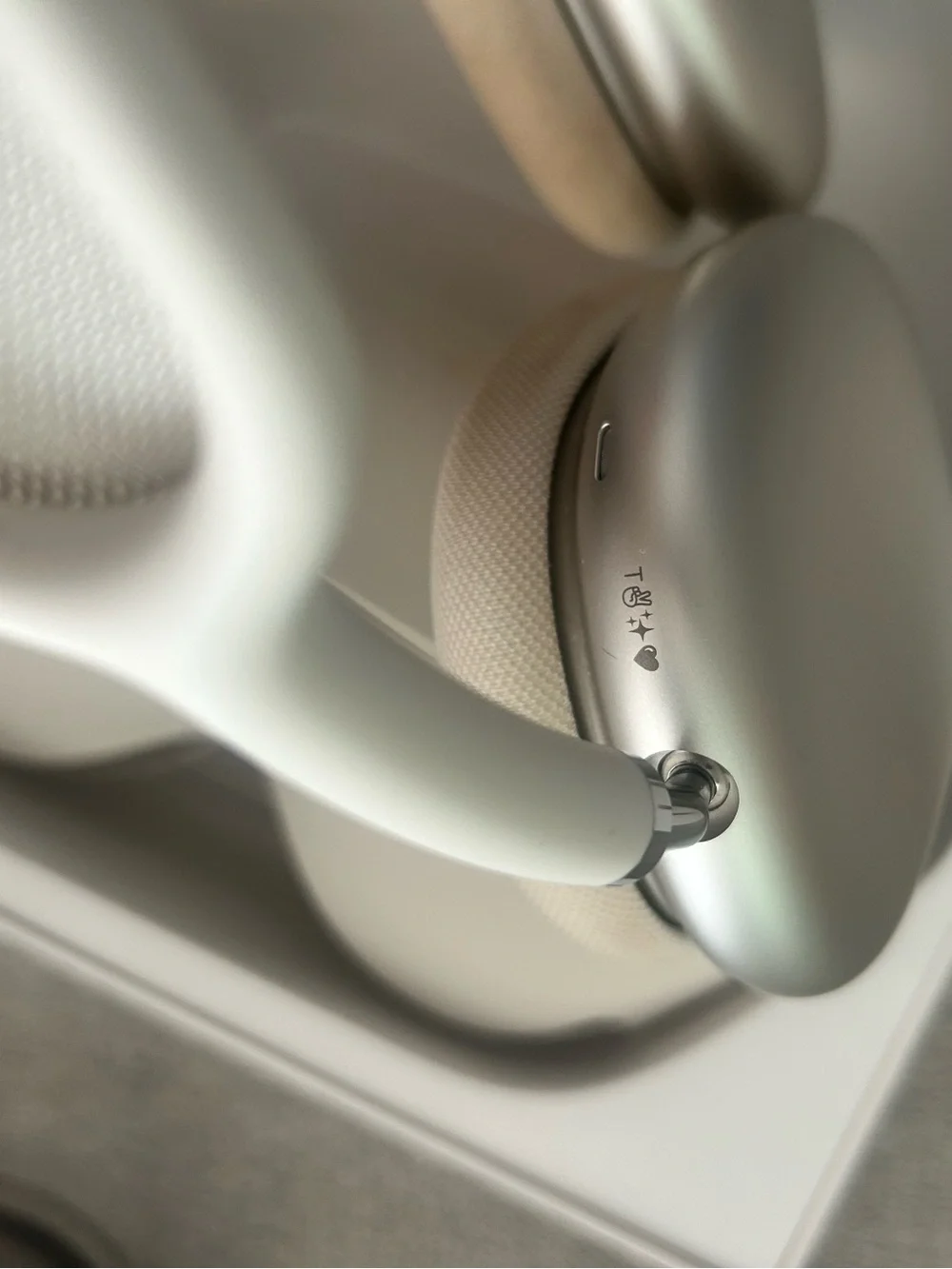 Apple AirPods Max - Silver/Cream Wireless Over-Ear Headphones